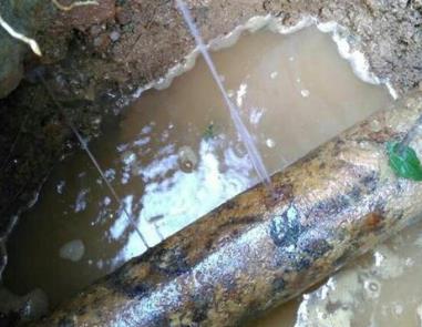 硚口楼顶渗水维修公司分享下地暖漏水的原因及检测方法。